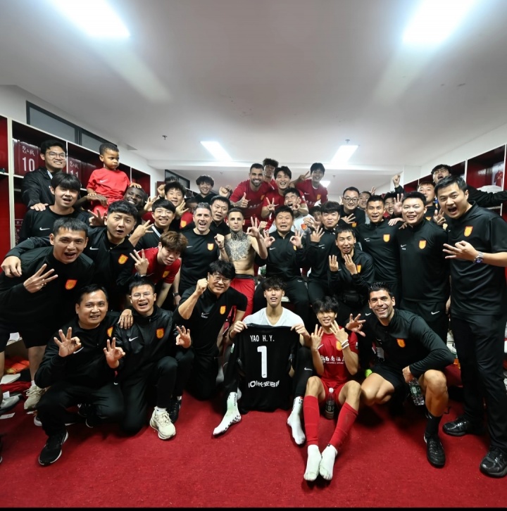 队长😍向余望更新社媒晒照，配文：爱来自重庆