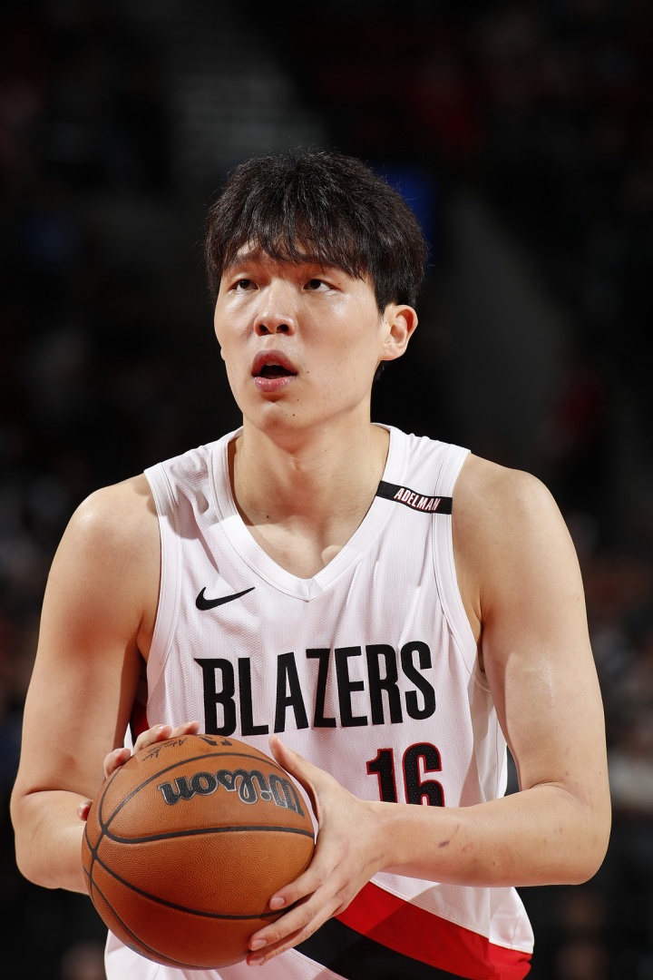 苦苦等待一场！杨瀚森望眼欲穿 本场未获得登场机会